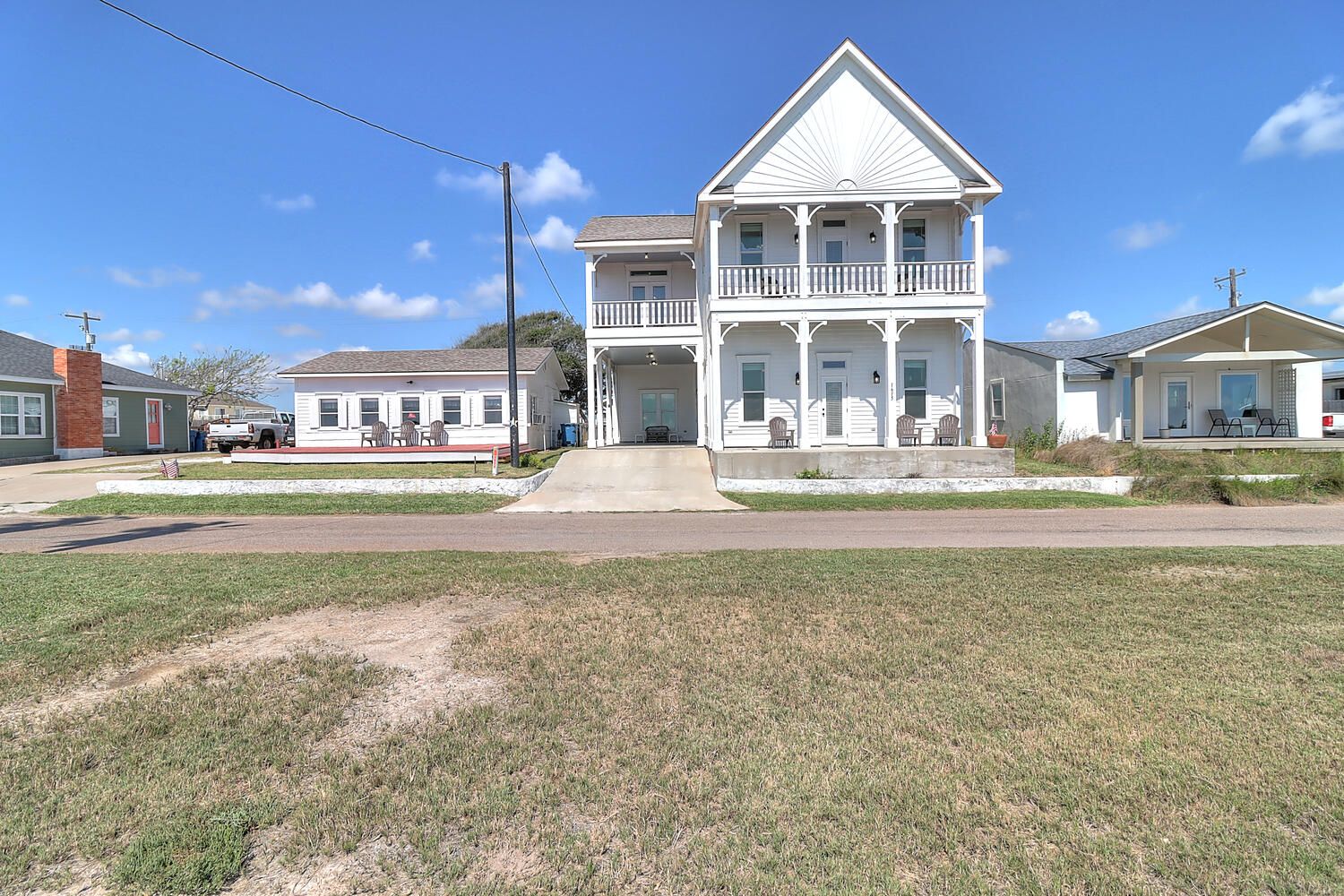 joys-beach-house-rockport-escapes