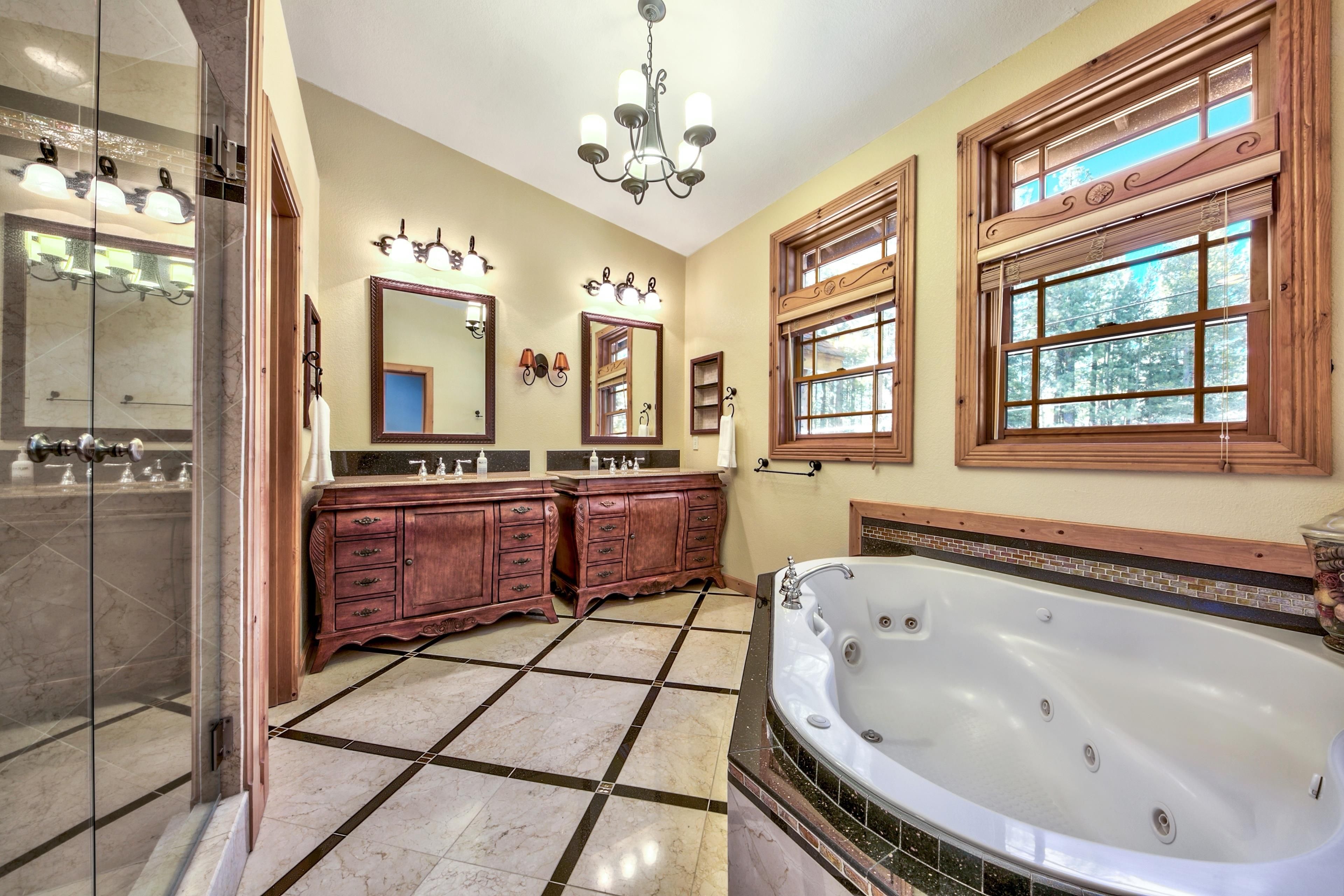 Blackfoot Luxury Retreat Hot Tub, Pool Table, Pets, Deck RnR Vacation Rentals