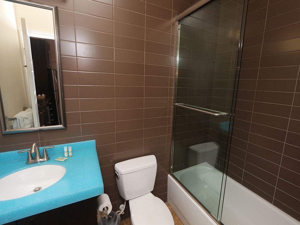 Bathroom with Tub Shower