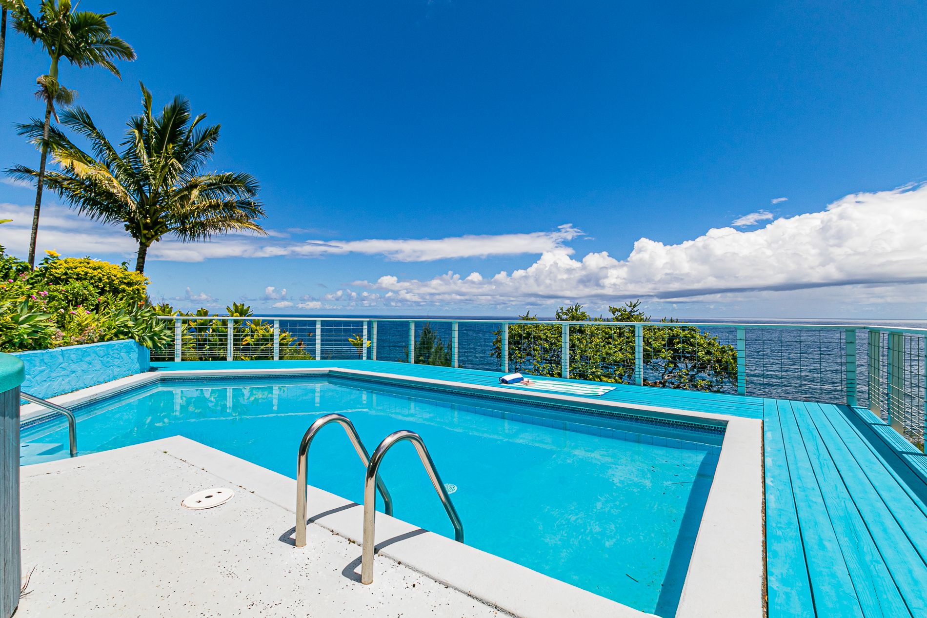 Hale Kai Suites - Moana Room | Salt Water Real Estate