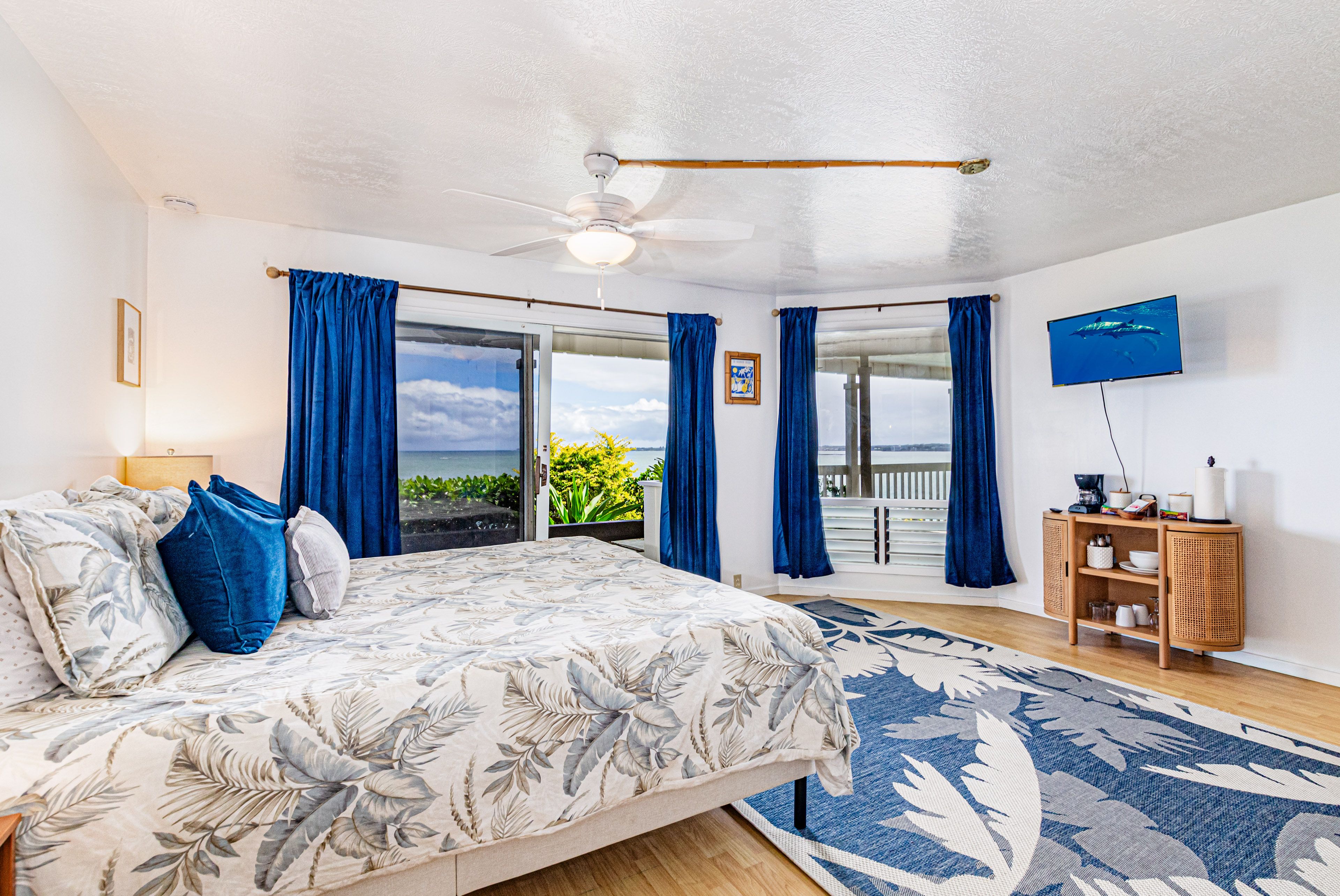 Hale Kai Suites - Moana Room | Salt Water Real Estate