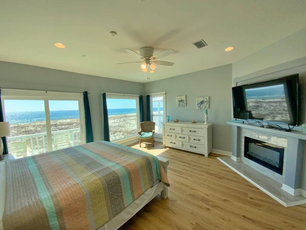 Upper-level primary suite with amazing views and private bath.
