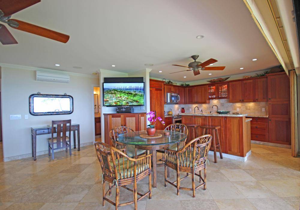 Dining Area & Kitchen (1)