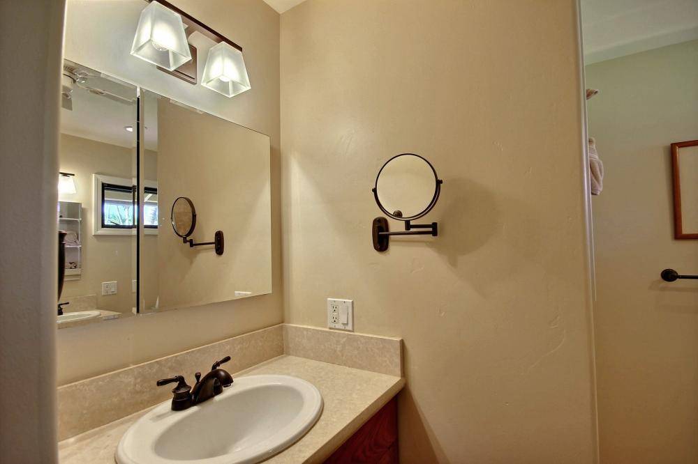 Bathroom.jpg (2)