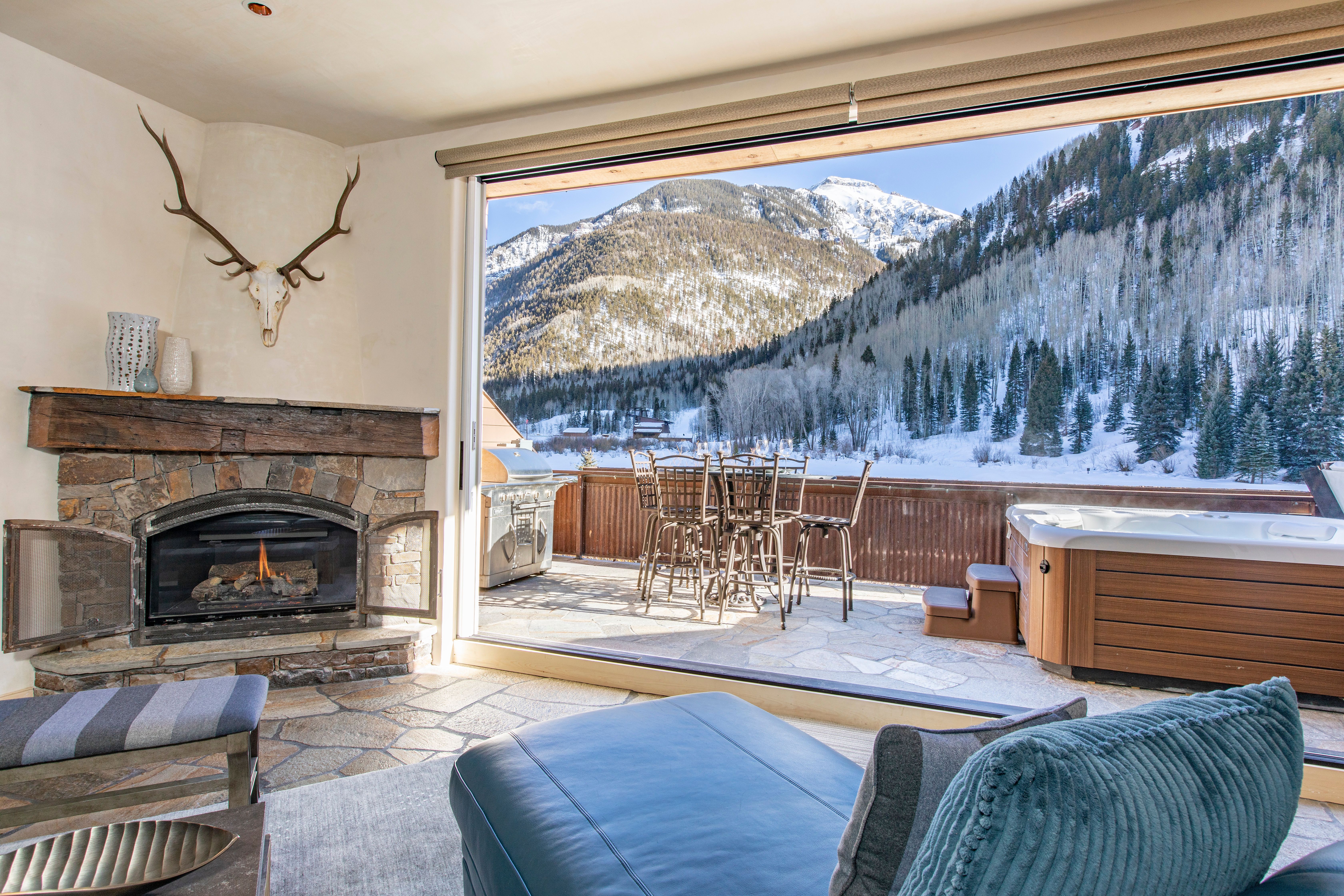 Rivercrown 4 Unsurpassed Views, Comfort and Location! Vivid