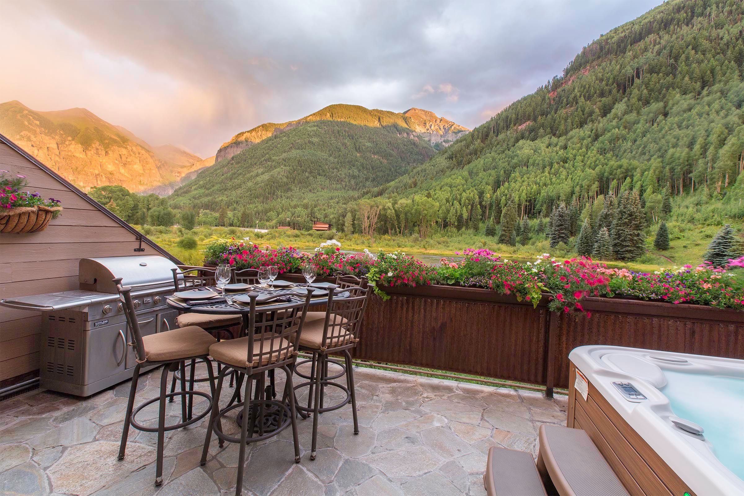 Rivercrown 4 Unsurpassed Views, Comfort and Location! Vivid