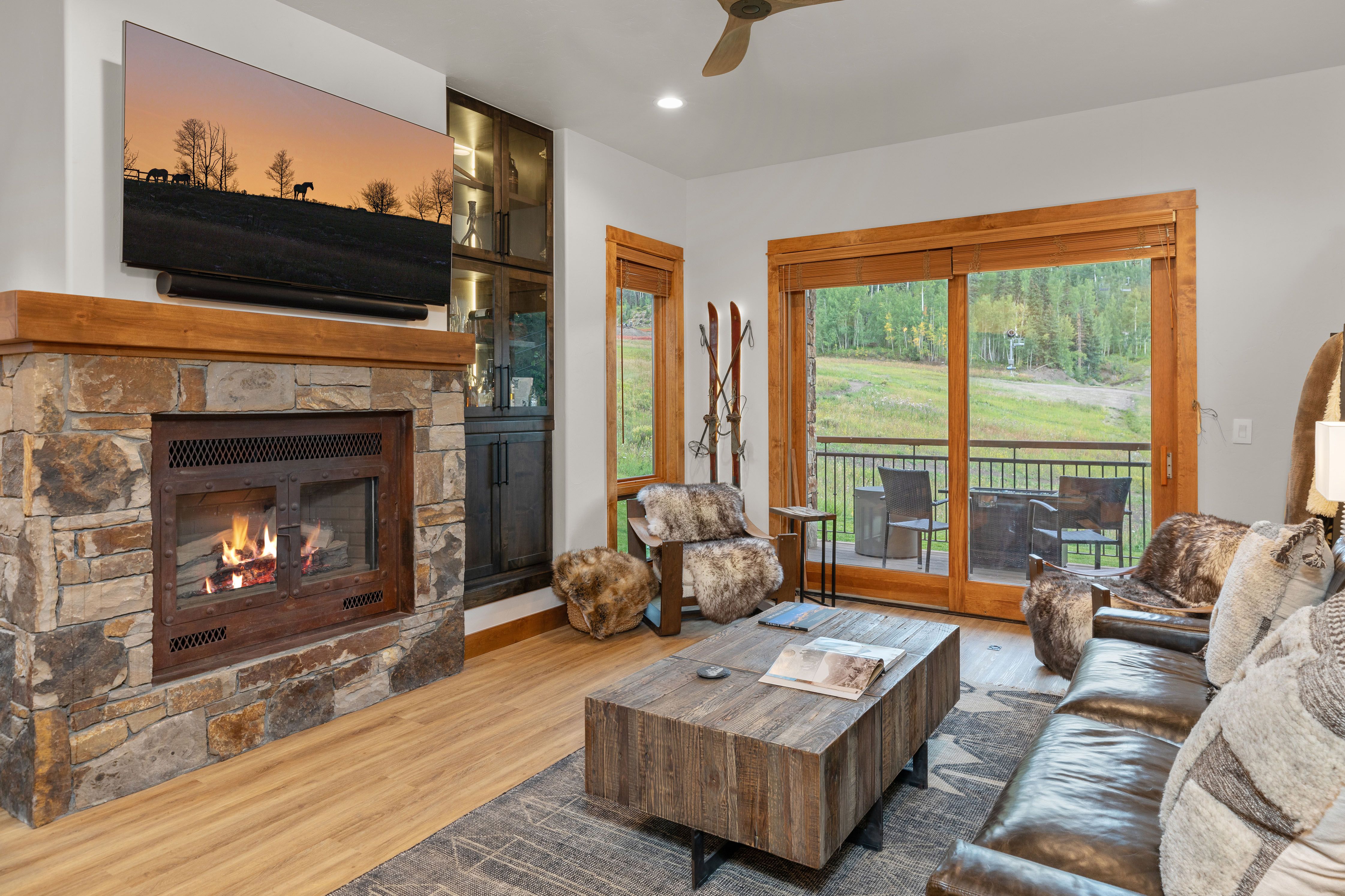 2BR Ski-In/Ski-Out Telluride Condo with a Fireplace & Balcony