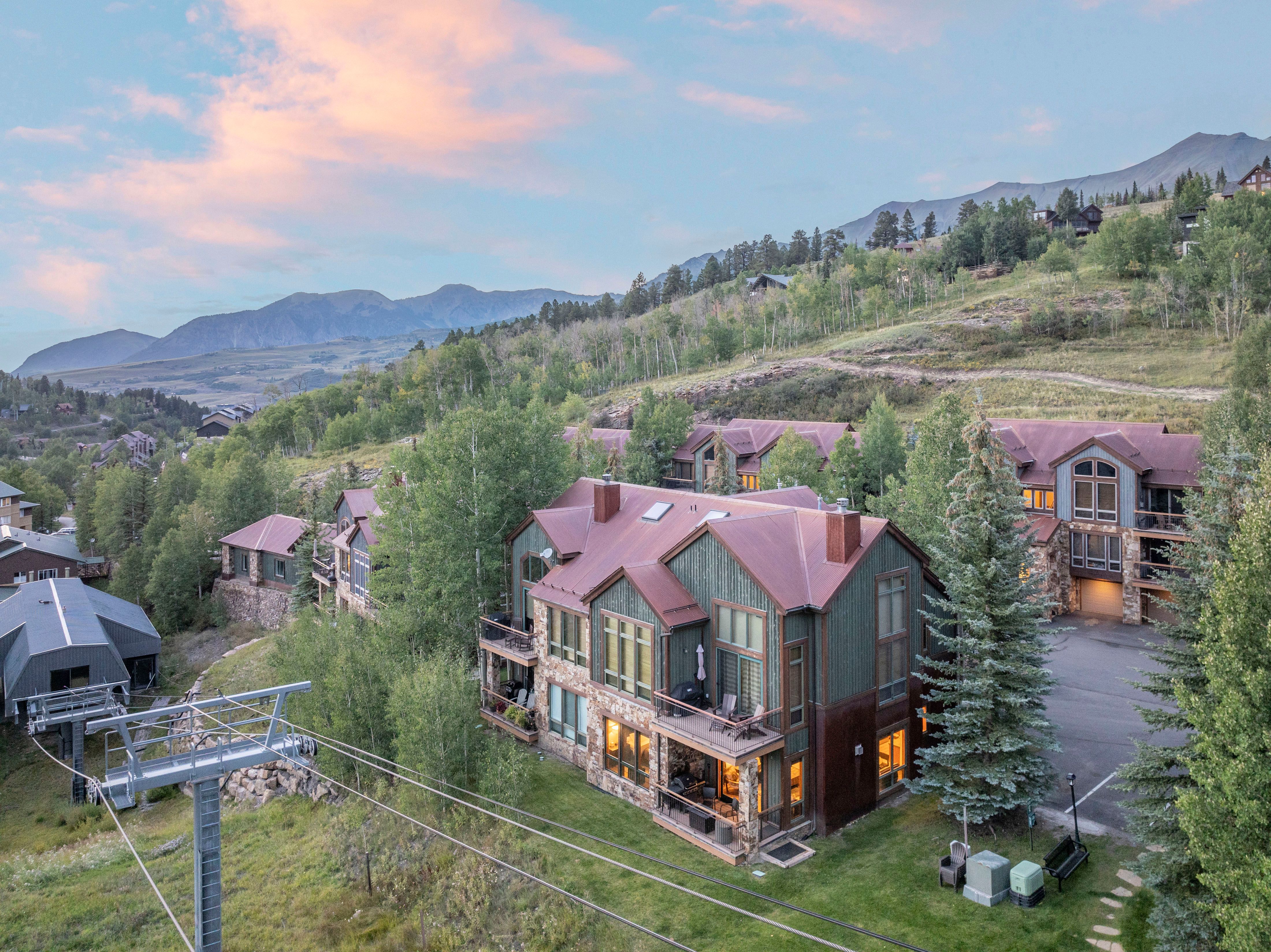 2BR Ski-In/Ski-Out Telluride Condo with a Fireplace & Balcony
