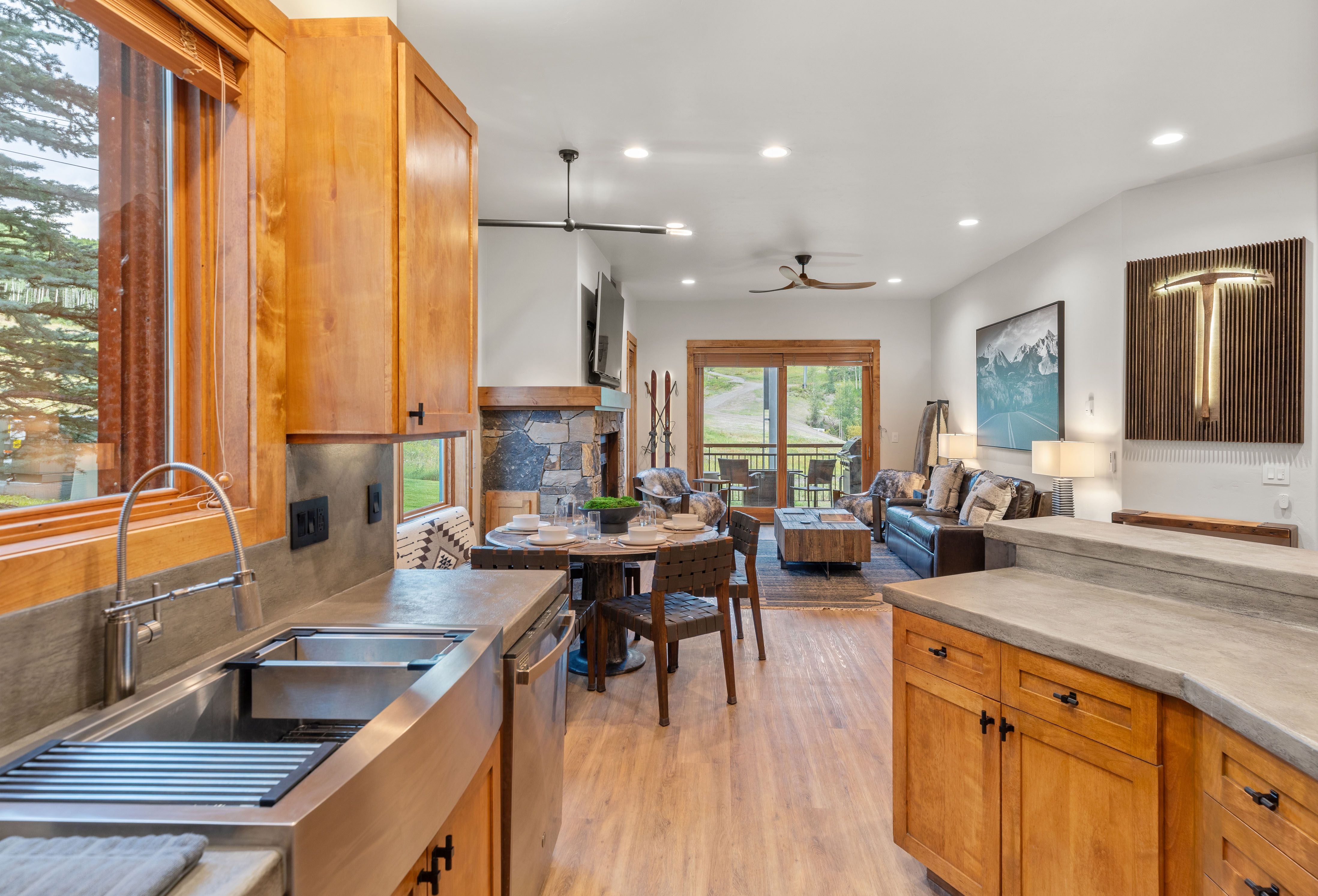 2BR Ski-In/Ski-Out Telluride Condo with a Fireplace & Balcony