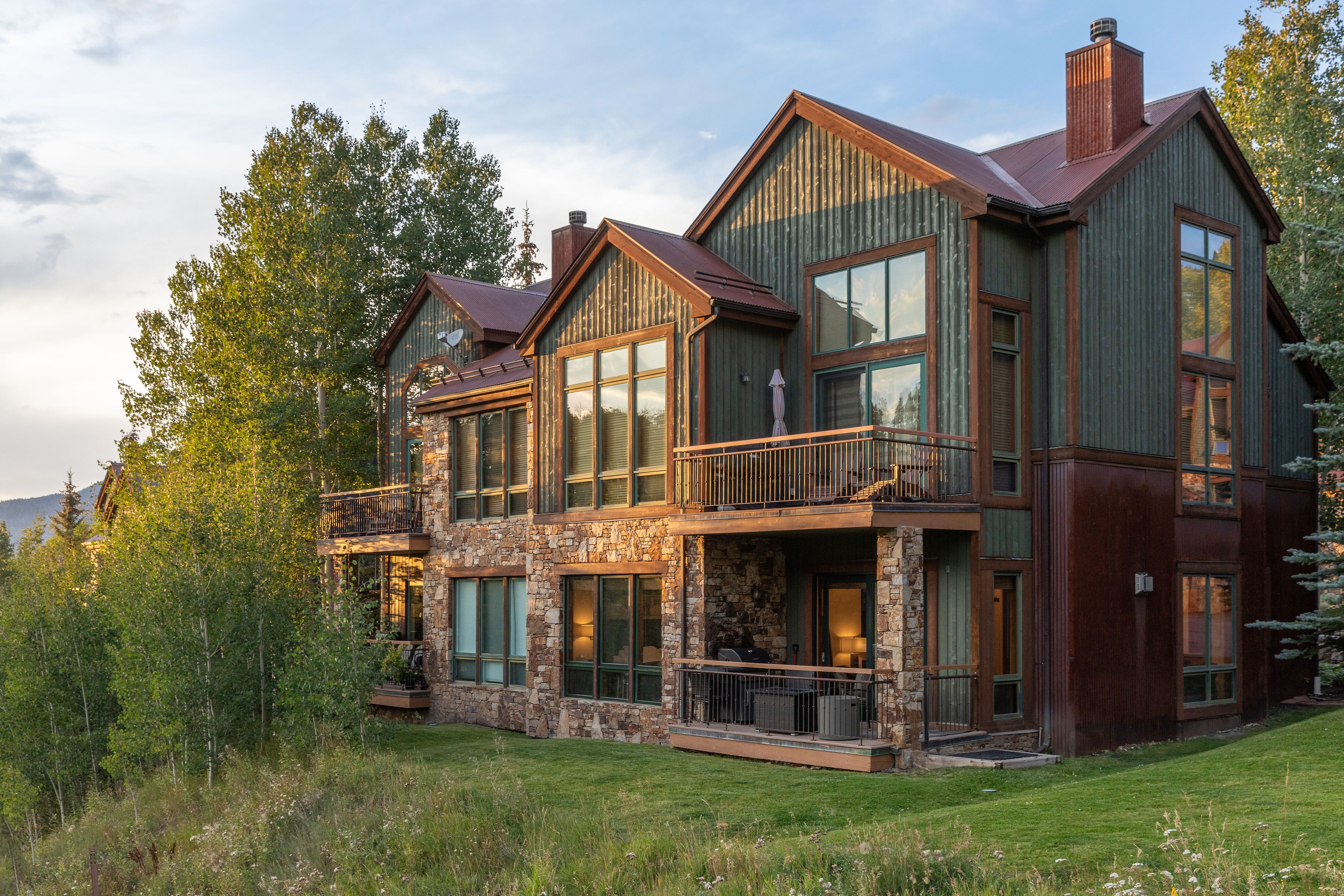 2BR Ski-In/Ski-Out Telluride Condo with a Fireplace & Balcony