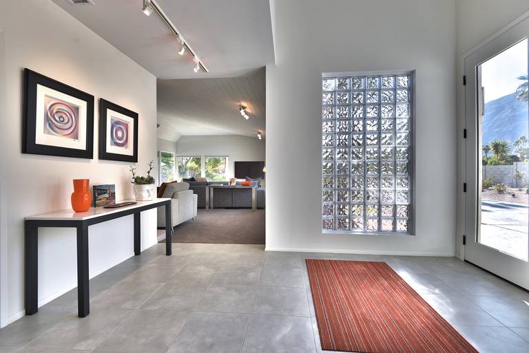 Midcentury/Modern Oranj Palm Vacation Homes