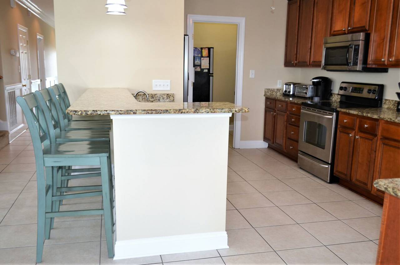 Breakfast Bar overlooking Fully Equipped Kitchen Breakfast Bar overlooking Fully Equipped Kitchen