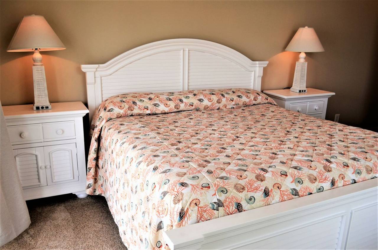 Bedroom 6 Up - 1 King Bed Bedroom 6 Up - 1 King Bed