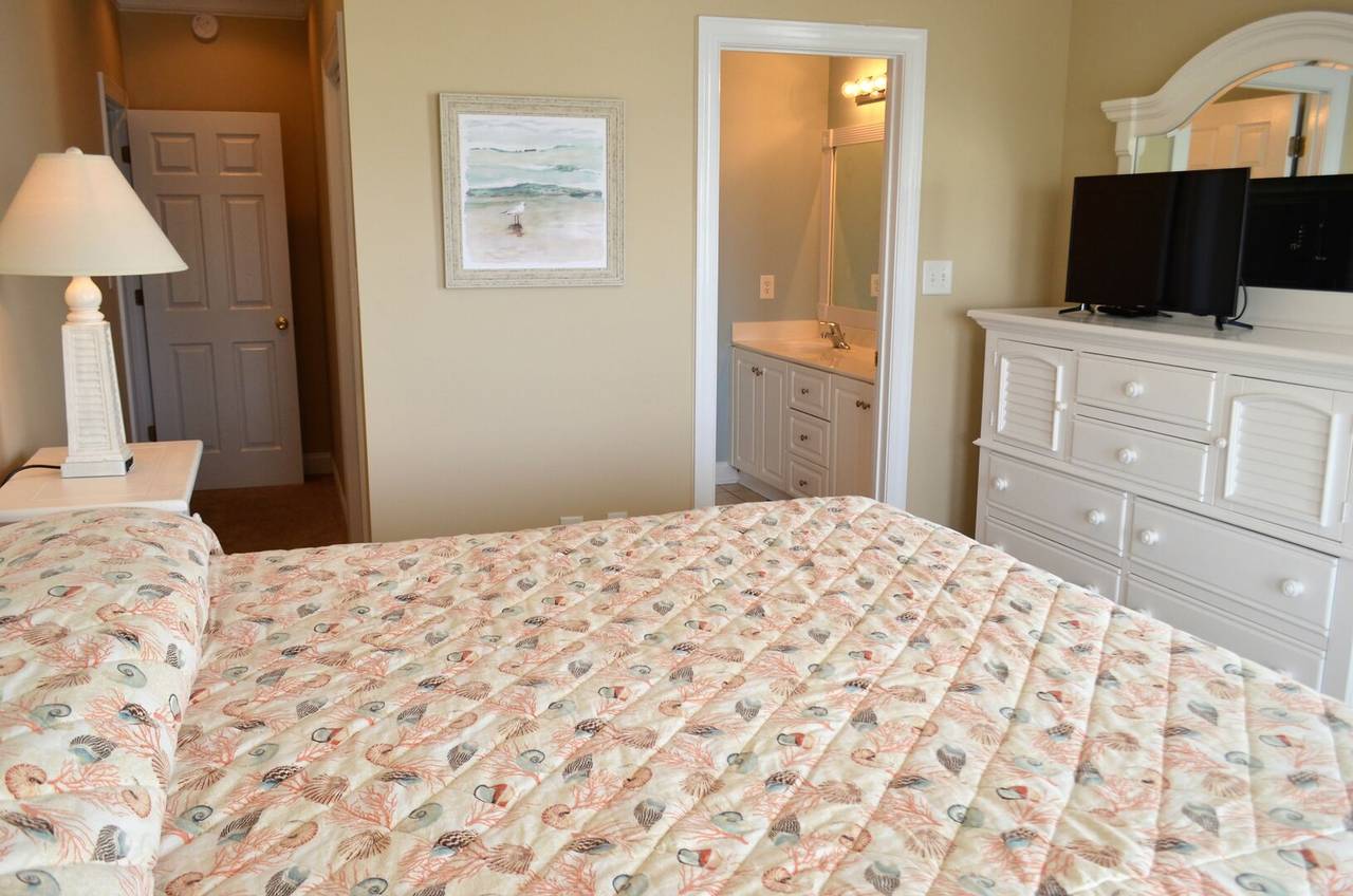 Bedroom 6 has a private bathroom Bedroom 6 has a private bathroom