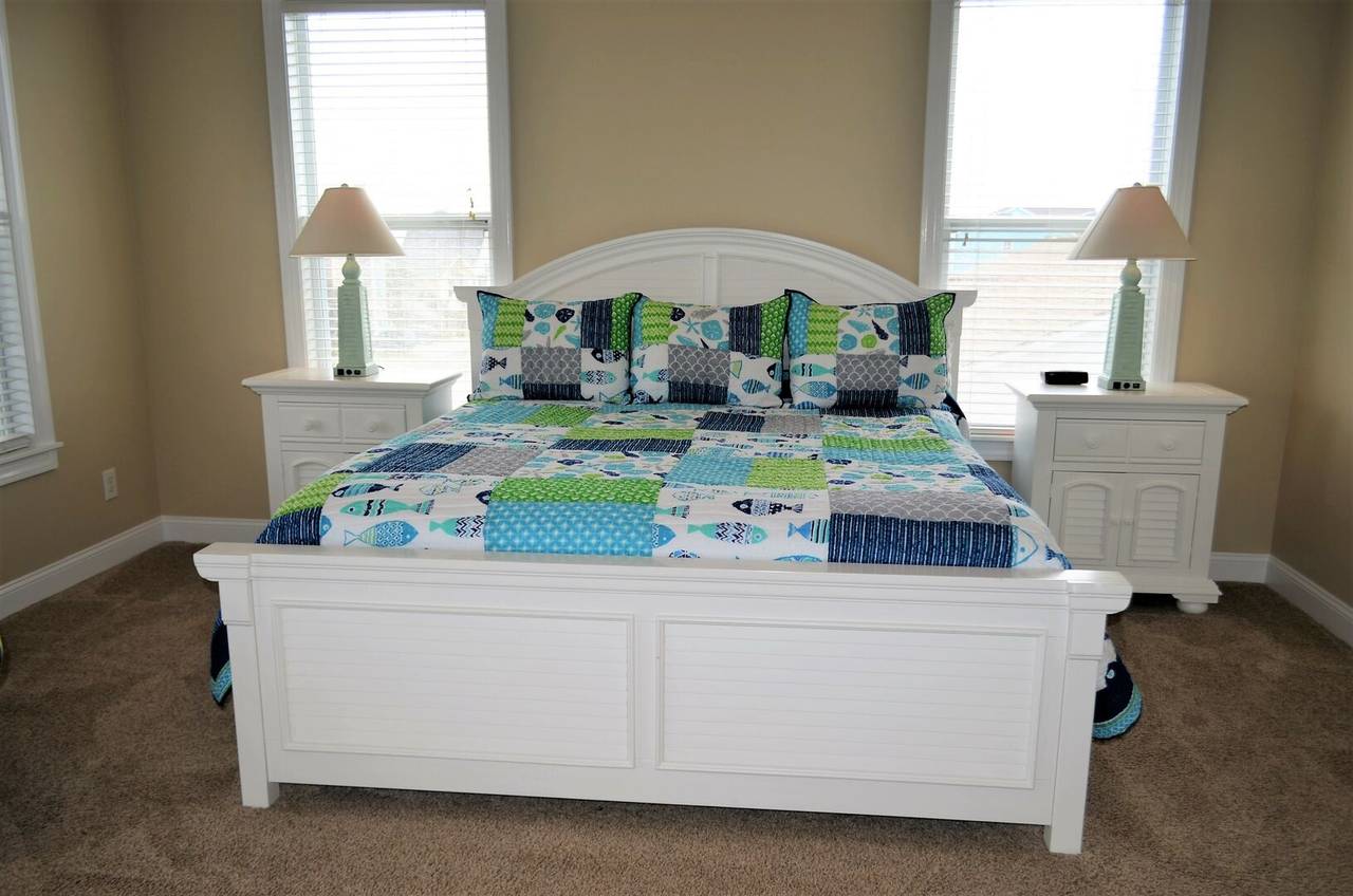 Bedroom 7 Up - 1 King Bed Bedroom 7 Up - 1 King Bed