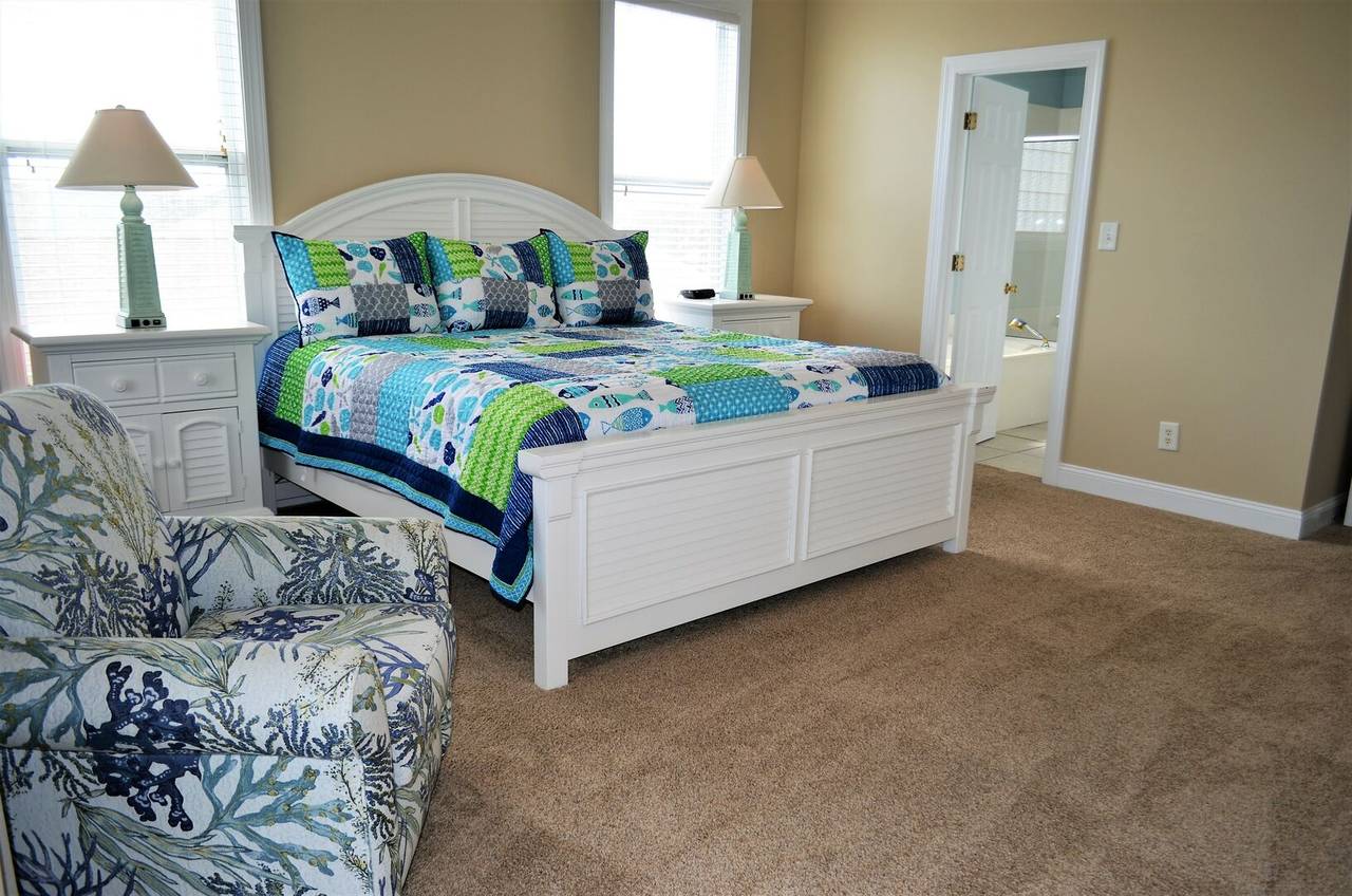 Spacious master suite with extra seating to watch TV. Spacious master suite with extra seating to watch TV.