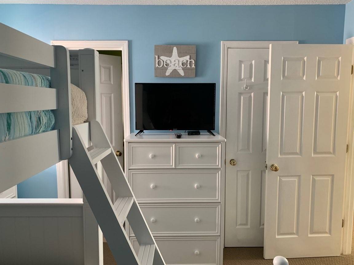 Bedroom 3 with Shared Bathroom Access Bedroom 3 with Shared Bathroom Access