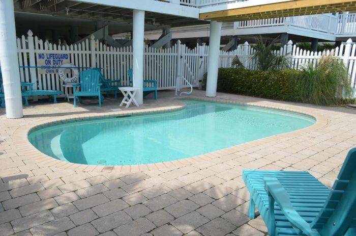 Pool Approx 20ft x 11ft Pool Approx 20ft x 11ft