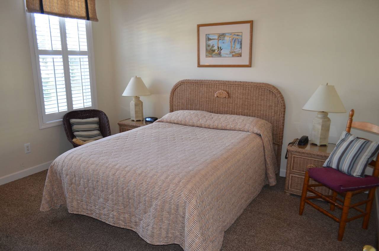 Bedroom 1 Down - 1 Queen Bed Bedroom 1 Down - 1 Queen Bed
