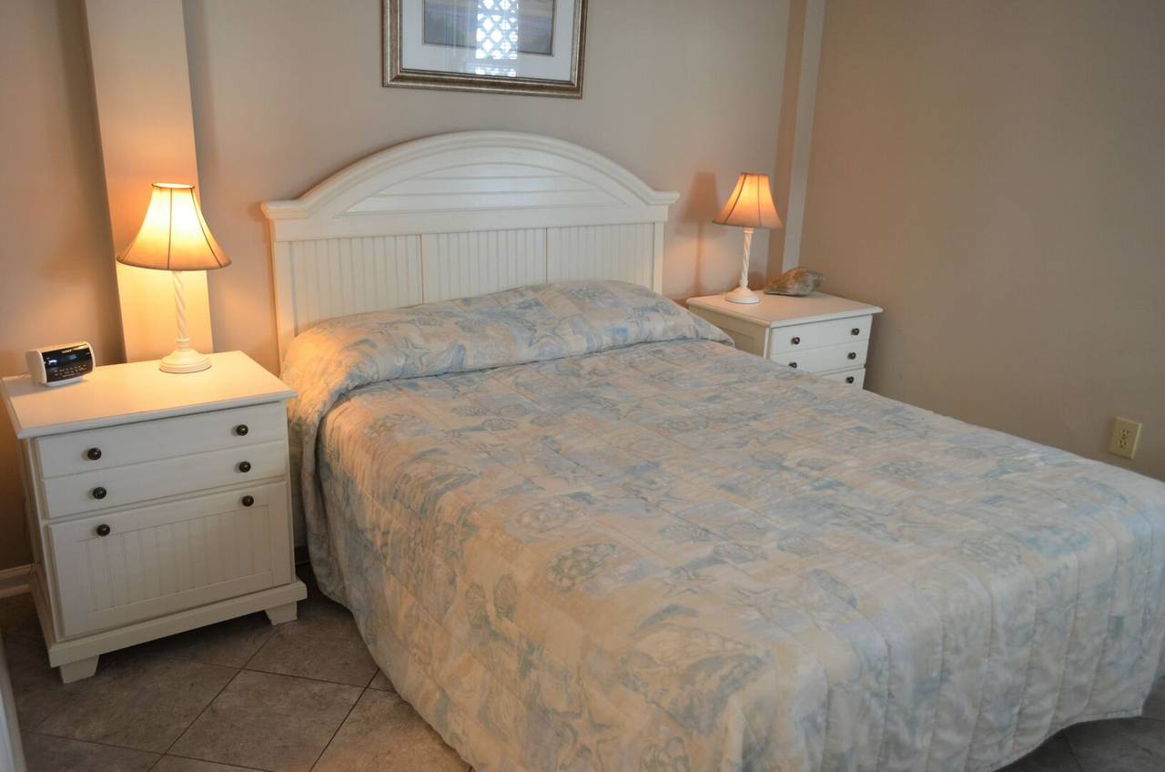 Bedroom 1 Downstairs - 1 Queen Bed Bedroom 1 Downstairs - 1 Queen Bed