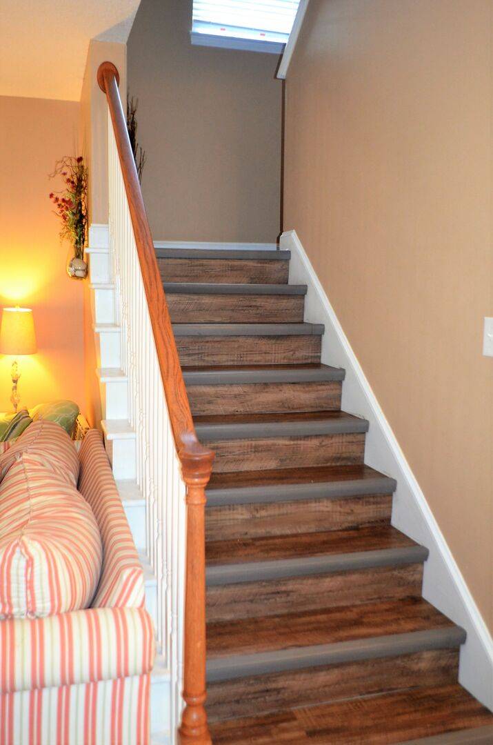 Stairway to Upstairs Bedrooms & Bathrooms Stairway to Upstairs Bedrooms & Bathrooms