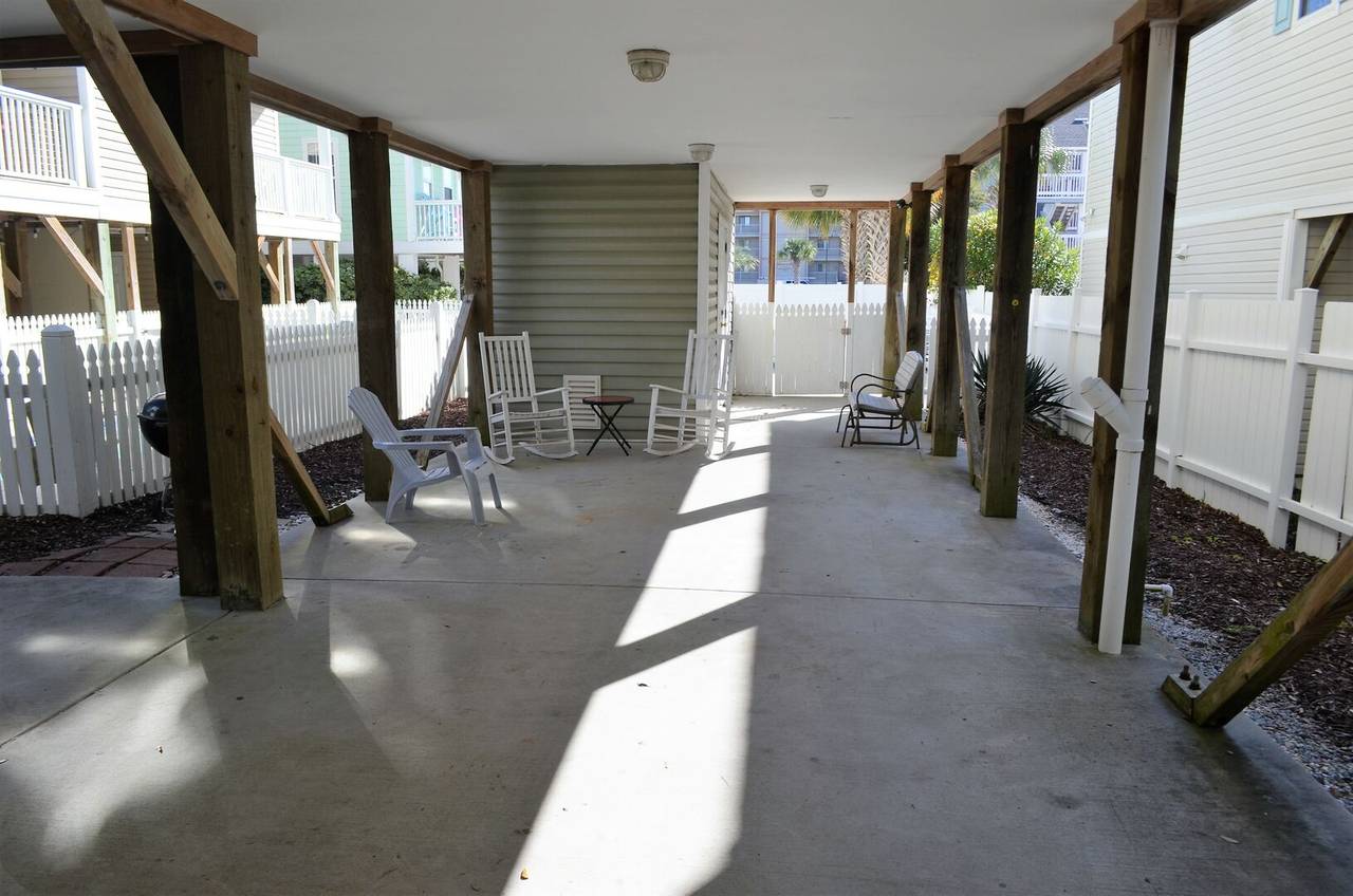 Sitting Area & Parking Under House Sitting Area & Parking Under House