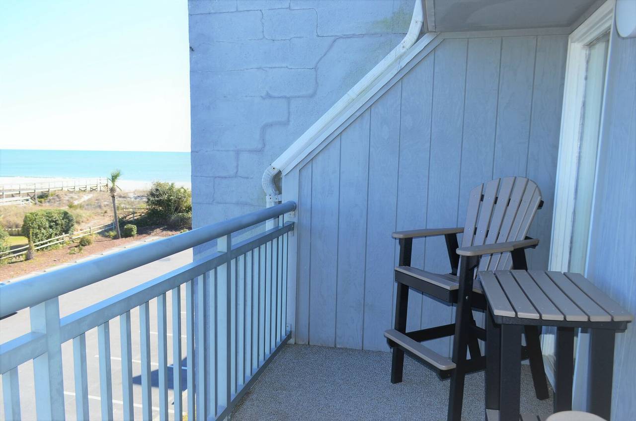 Listen to the ocean waves! Listen to the ocean waves!