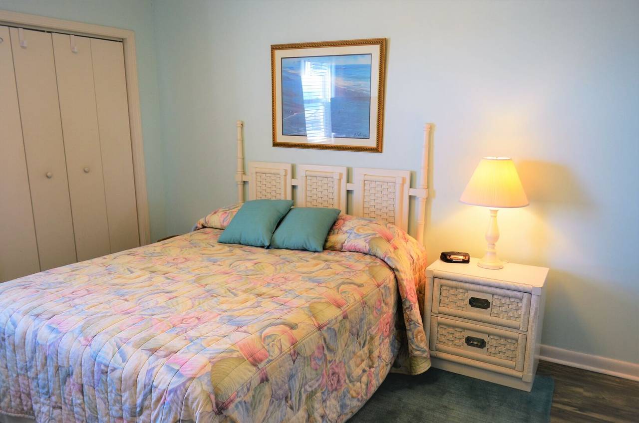 Bedroom 2 - 1 Queen Bed Bedroom 2 - 1 Queen Bed