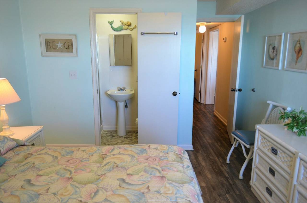 Bedroom 2 with Private Bathroom Bedroom 2 with Private Bathroom