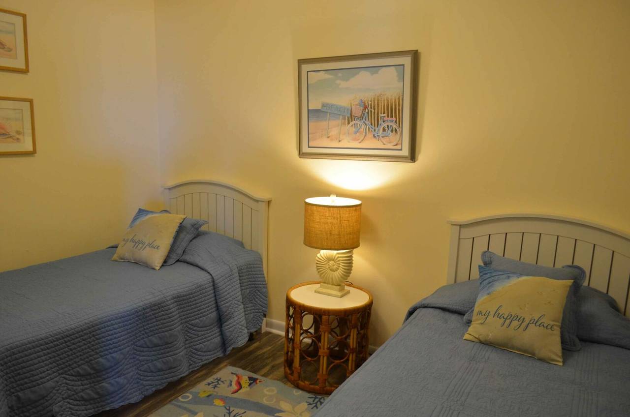 Bedroom 1 - 2 Twin Beds Bedroom 1 - 2 Twin Beds