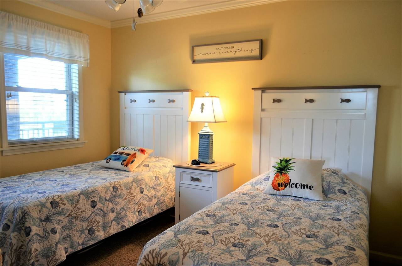 Bedroom 1 - 2 Single Beds Bedroom 1 - 2 Single Beds