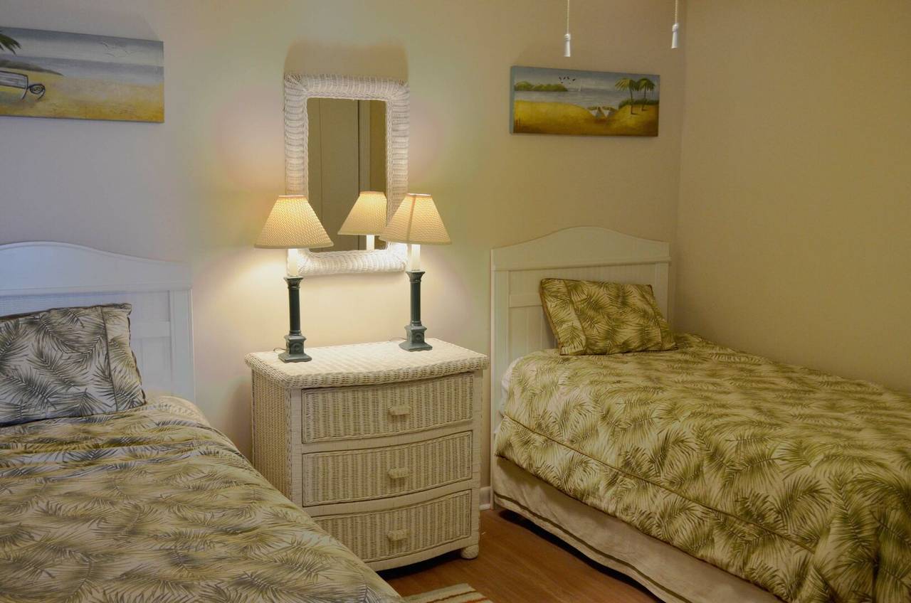 Bedroom 1 - 2 Twin Beds Bedroom 1 - 2 Twin Beds