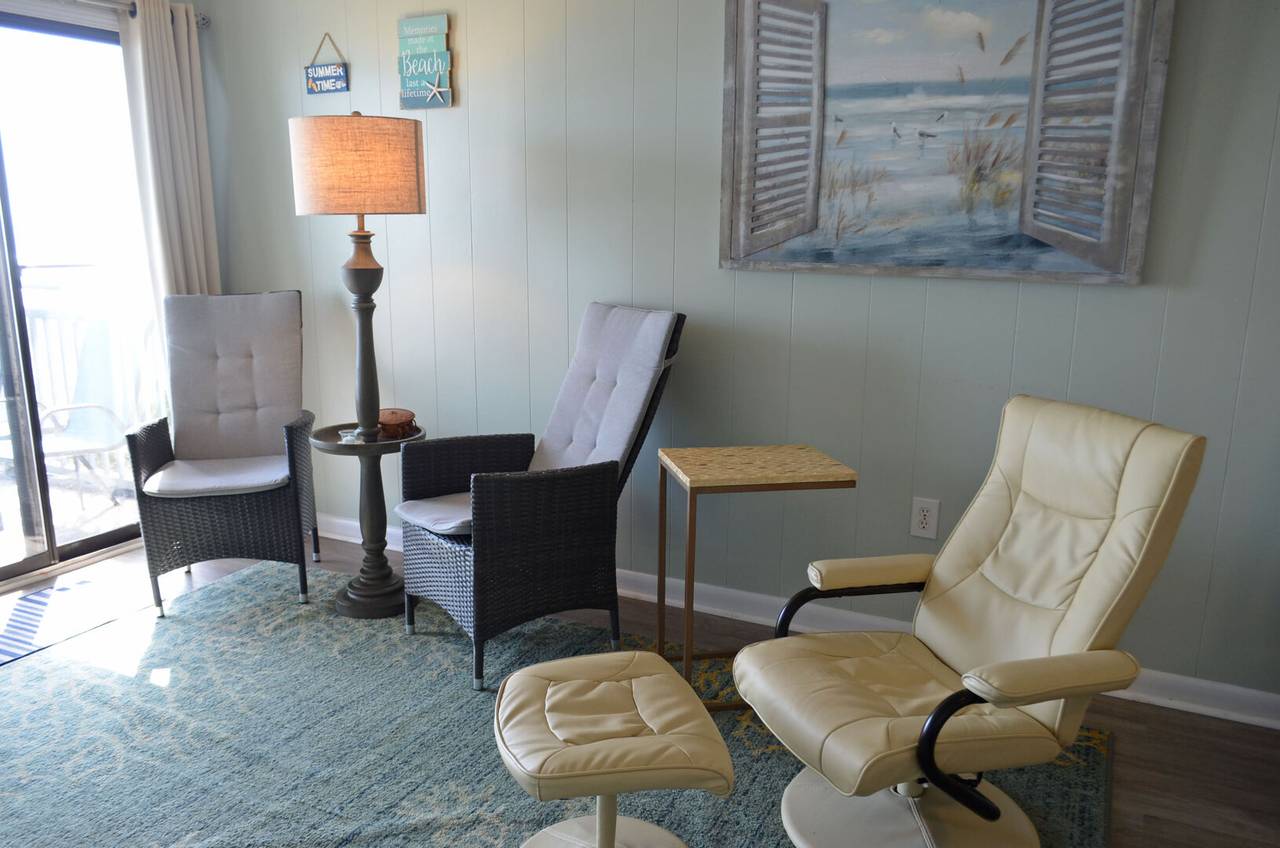 Plenty of Seating to Kick Back & Relax! Plenty of Seating to Kick Back & Relax!