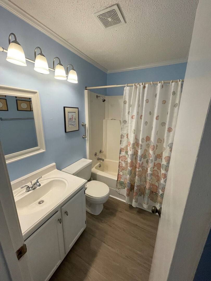 Hall bath has tub/shower combo Hall bath has tub/shower combo