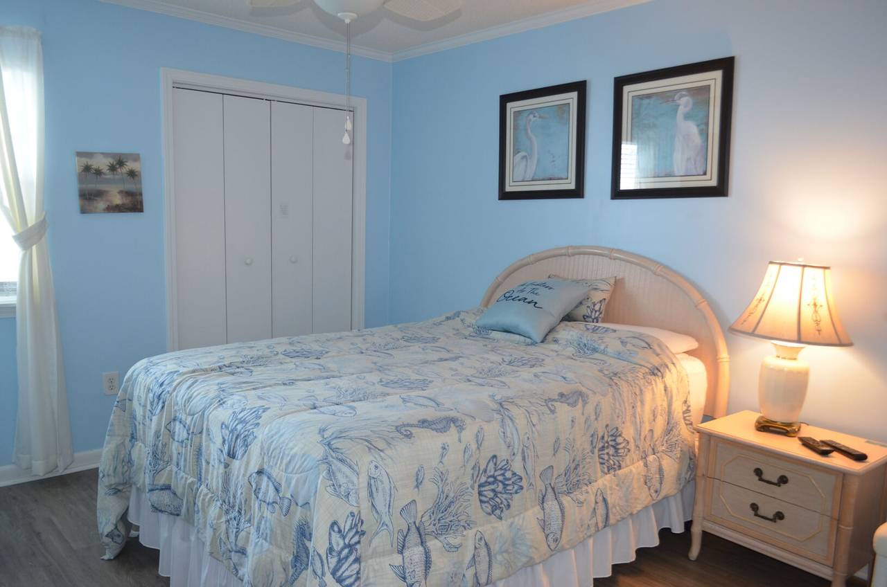 Bedroom 2 - 1 Queen Bed Bedroom 2 - 1 Queen Bed