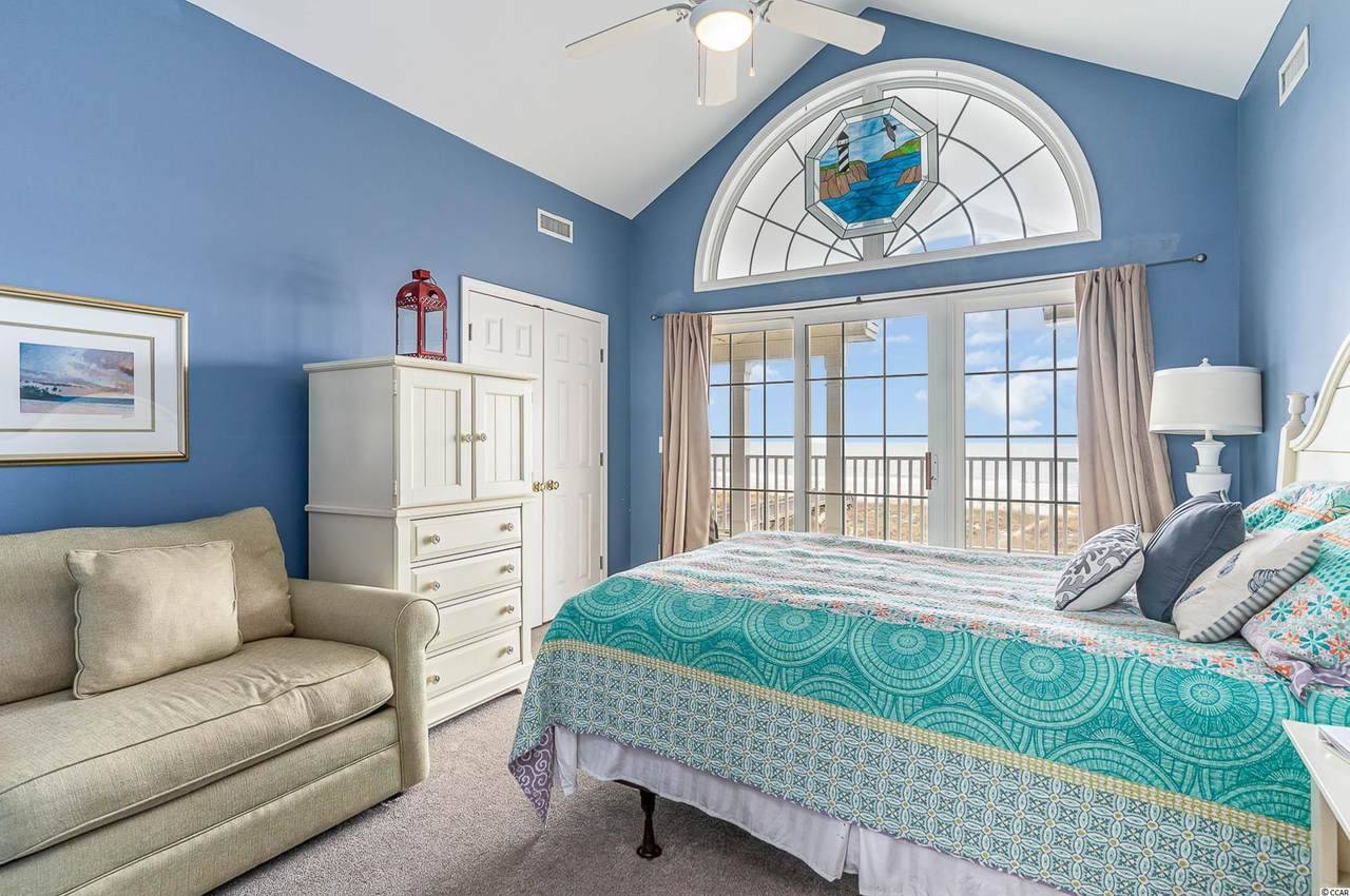 Bedroom 4 Up (Ocean Front Middle) - 1 Queen Bed, 1 Single Sleeper Chair Bedroom 4 Up (Ocean Front Middle) - 1 Queen Bed, 1 Single Sleeper Chair