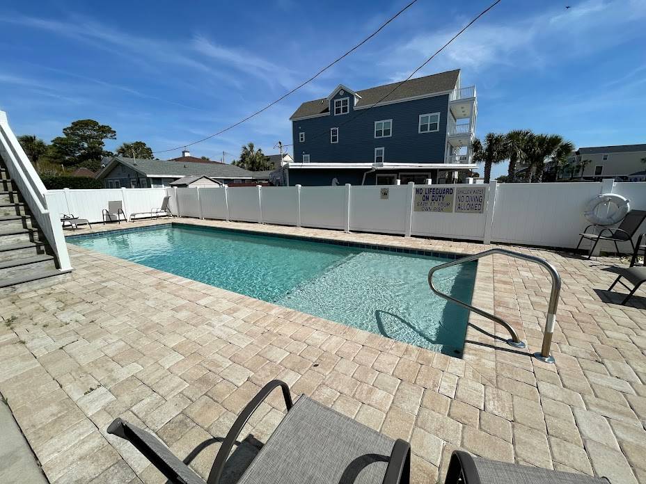 Private pool with shallow end Private pool with shallow end