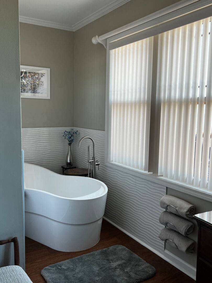 Tub in Master Bedroom with Ocean View Tub in Master Bedroom with Ocean View