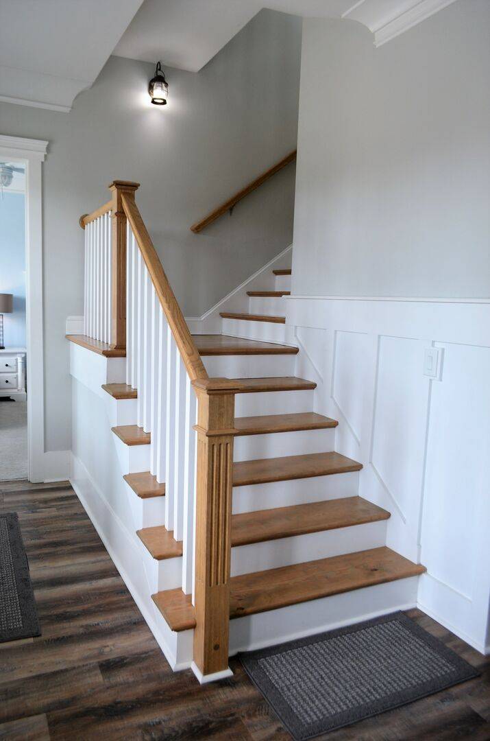 Stairs up to 2nd living area + bedrooms 4-7 Stairs up to 2nd living area + bedrooms 4-7