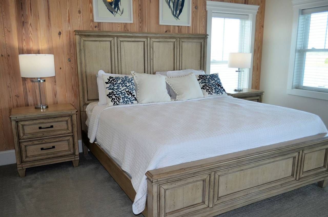 Bedroom 4 Up - 1 King Bed Bedroom 4 Up - 1 King Bed