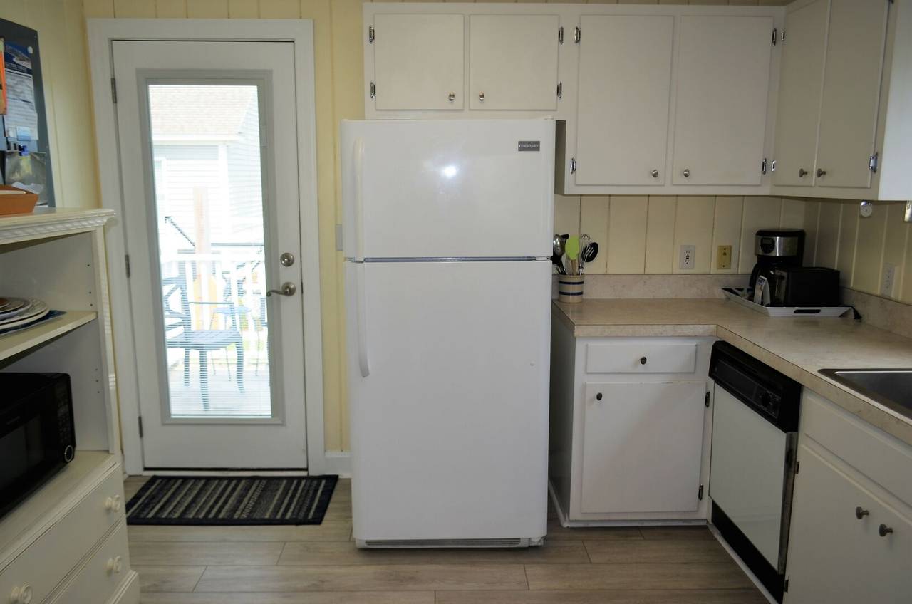 Cottage 1 - Fully Equipped Kitchen (Door to Sundeck) Cottage 1 - Fully Equipped Kitchen (Door to Sundeck)