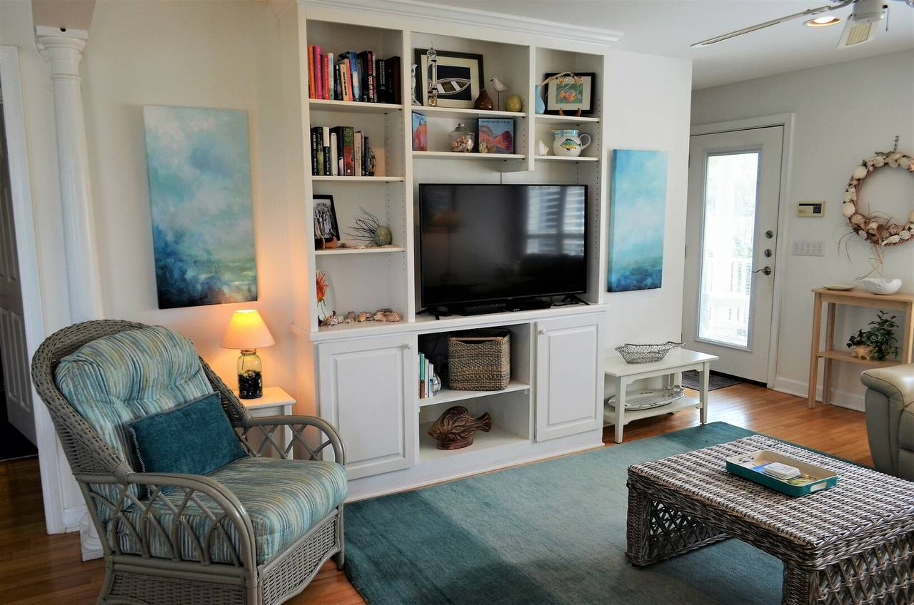 Cottage 2 - Living Room with Flat Screen TV Cottage 2 - Living Room with Flat Screen TV