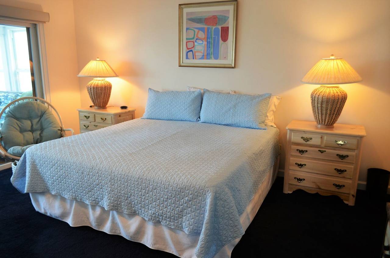 Cottage 2: Bedroom 1 - 1 King Bed Cottage 2: Bedroom 1 - 1 King Bed