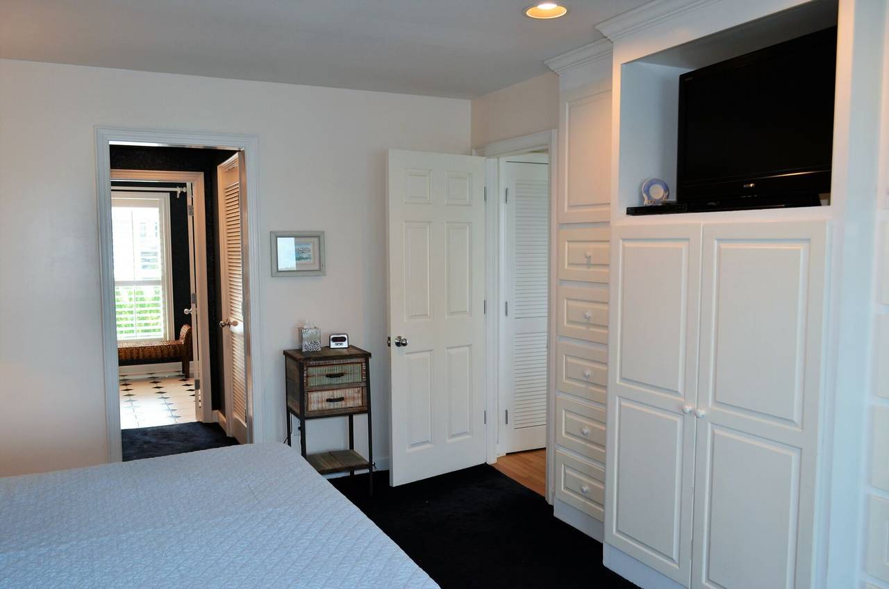 Cottage 2: Bedroom 1 with TV Cottage 2: Bedroom 1 with TV