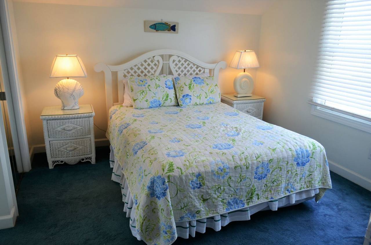 Cottage 2: Bedroom 2 - 1 Queen Bed Cottage 2: Bedroom 2 - 1 Queen Bed