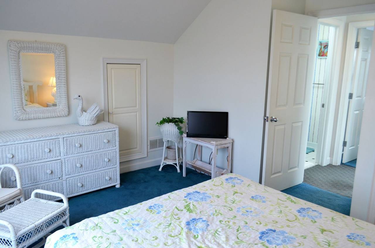 Cottage 2: Bedroom 2 with Flat Screen TV Cottage 2: Bedroom 2 with Flat Screen TV