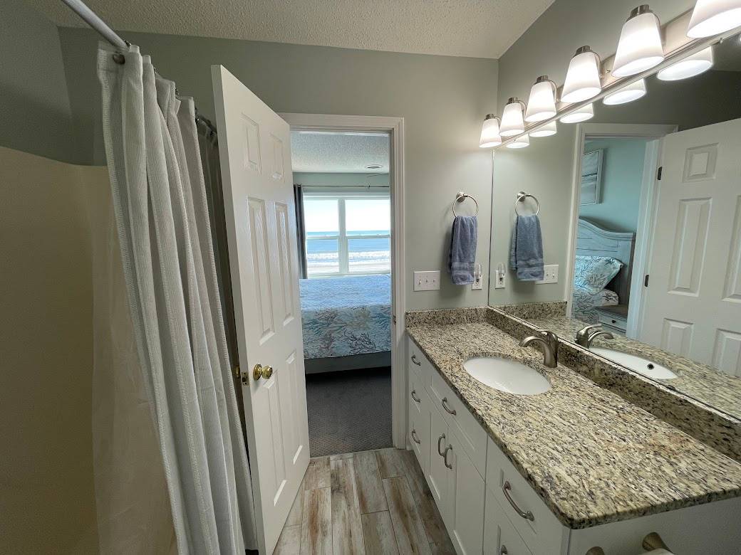 Bath 3 - private to Bedroom 4 Bath 3 - private to Bedroom 4