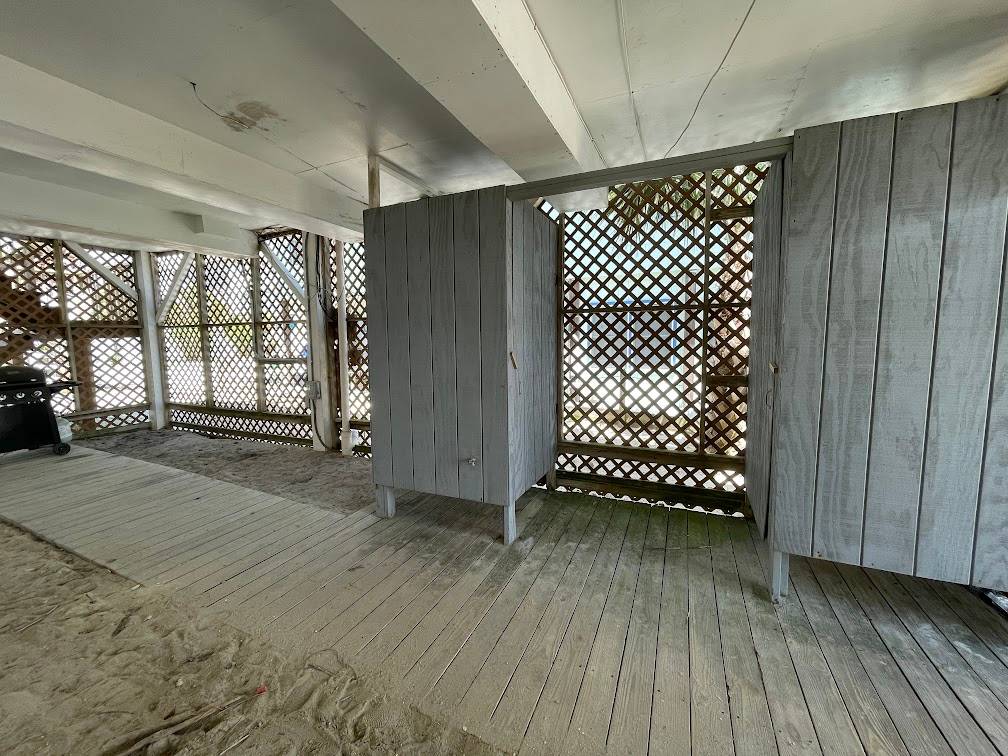 2 enclosed outside showers 2 enclosed outside showers