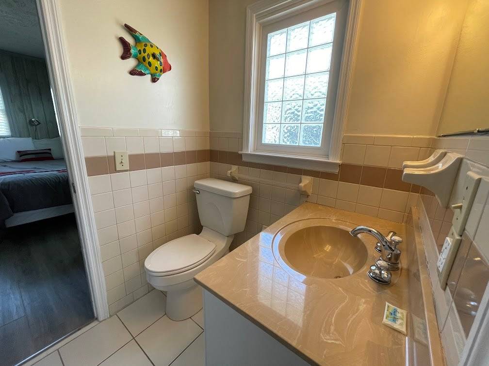 Bath between bedrooms 3 and 4 Bath between bedrooms 3 and 4