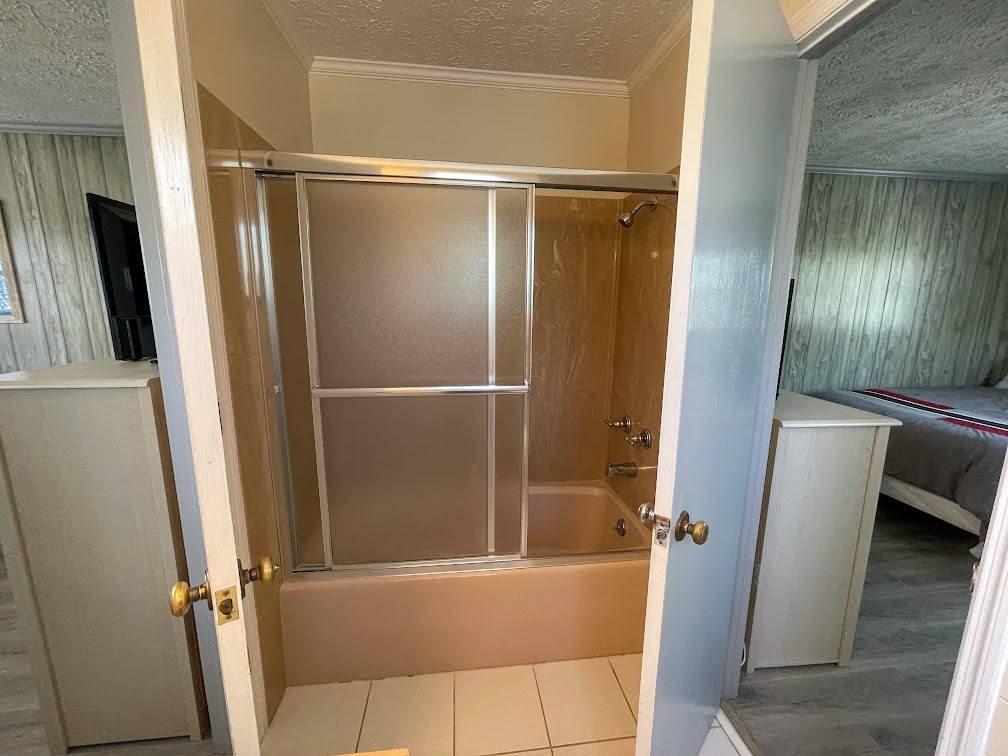 Bath between bedrooms 3 and 4 Bath between bedrooms 3 and 4